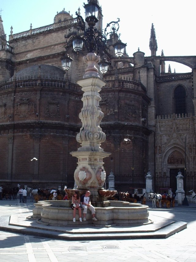 P5190137  karthedraal vanuit Plaza de Virgen de los Reyes  - Catedral de Sevillla - Sevilla